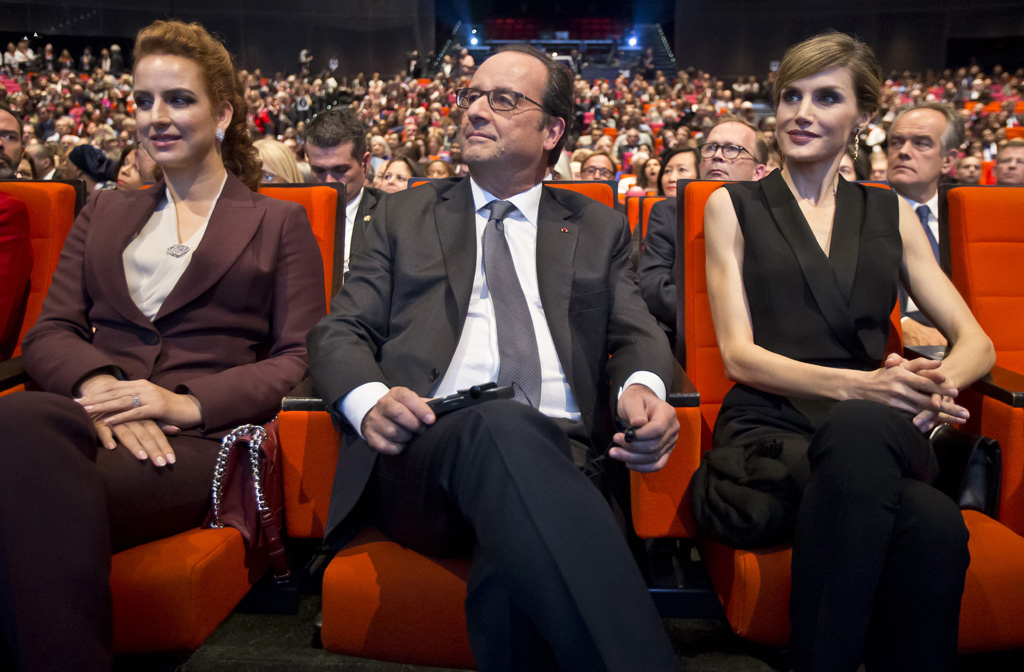 Weltkrebskongress in Paris: Frankreichs Präsident François Hollande mit Marokkos Prinzessin Lalla Salma und Spaniens Königin Letizia
