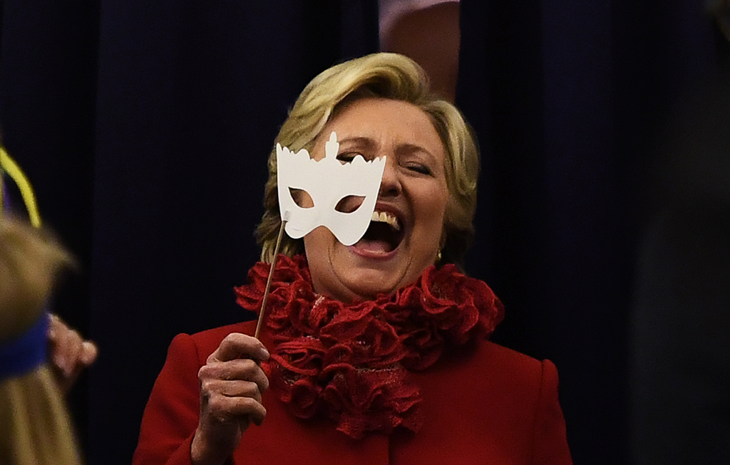 Hillary Clinton mit Maske im Flugzeug