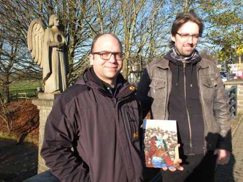Autor Christophe Schommer und Zeichner René Heinen mit ihrem Comic auf der Engelsbrücke in Amel
