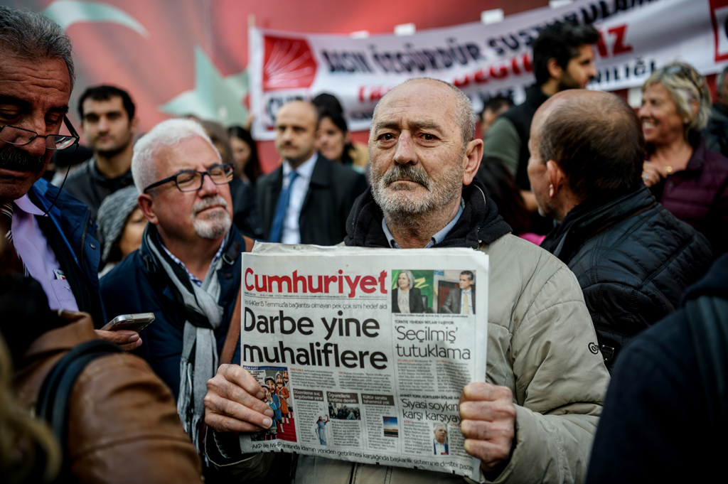 Unterstützer vor der Cumhuriyet-Redaktion in Istanbul (31.10)