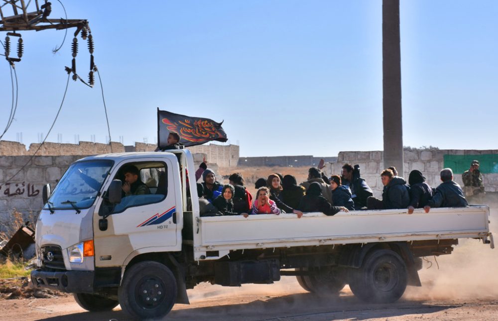 Flüchtinge aus dem Osten von Aleppo kommen in einem Lager in einem anderen Distrikt der Stadt an