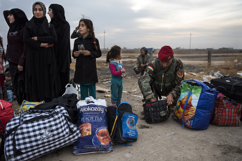 Flüchtlinge aus Mossul mit einem Peschmerga-Soldaten im Dorf Shakuli