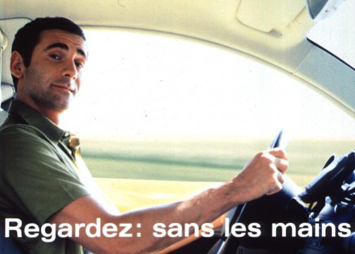 Auch beim Telefonieren mit einer Freisprechanlage ist die Sicherheit am Steuer gefährdet