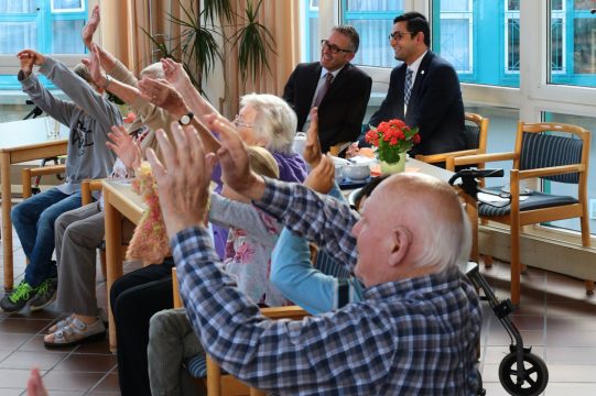 Generationsbrücke-Günder Horst Krumbach und Minister Antonios Antoniadis zu Besuch im Aachener Marienheim