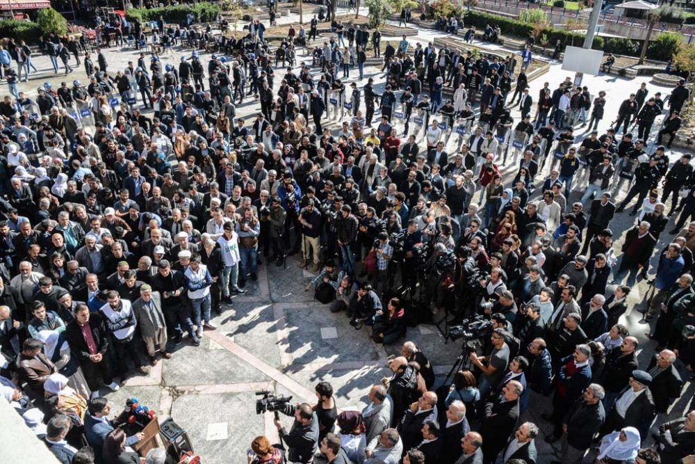 Türkische HDP-Abgeordnete und ihre Anhänger protestieren in Diyarbakir