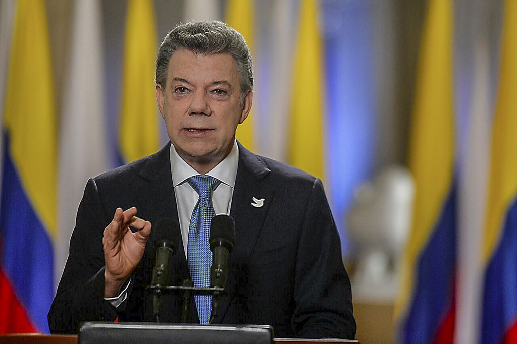 Der kolumbianische Präsident Juan Manuel Santos stellt das neue Friedensabkommen der Regierung mit den Farc-Rebellen vor