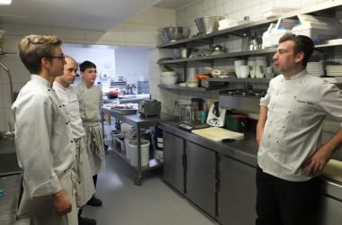 Lehrlinge mit Chef Stephan Kohnen in der Pizzeria Napoli in St. Vith
