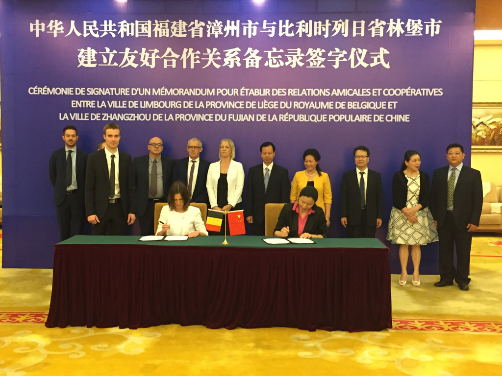 Limbourgs Bürgermeisterin Valerie Dejardin unterzeichnet ein Städtepartnerschaftsabkommen mit ihrer Amtskollegin der Stadt Zhangzhou (Provinz Fujian)