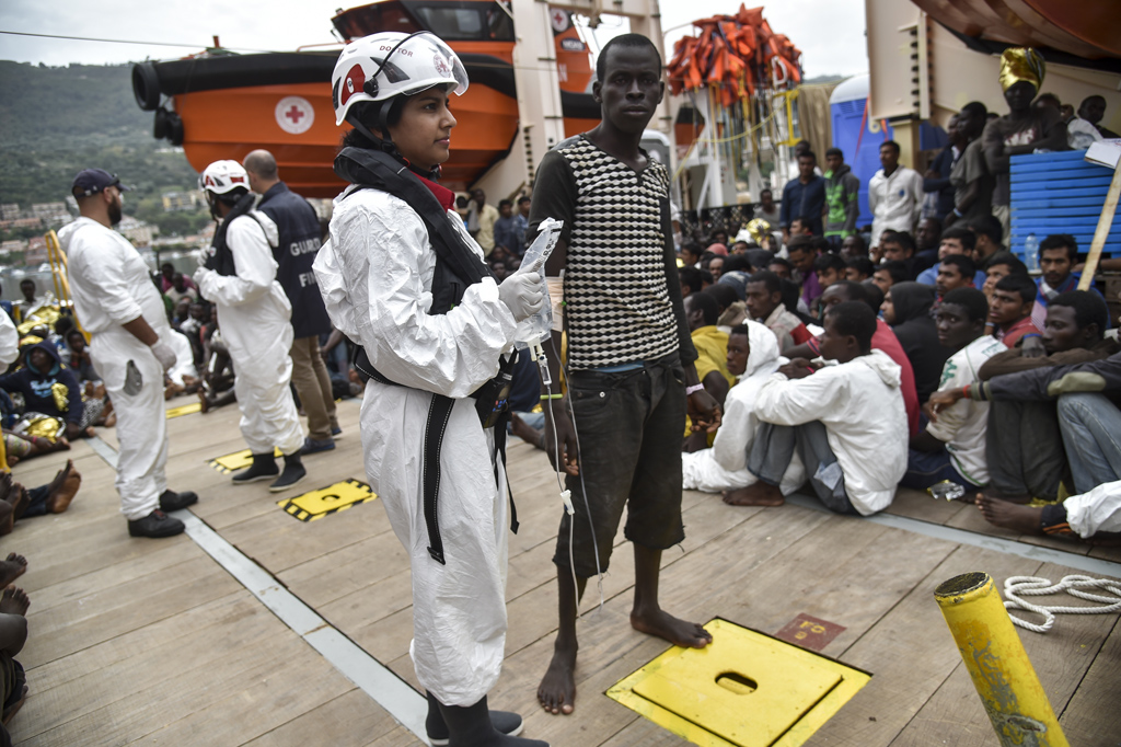 Im Hafen von Vibo Valentia: Nach ihrer Ankunft werden Flüchtlinge von Ärzten des Roten Kreuzes untersucht (Bild: 7.11.)