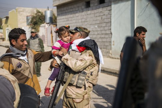 Begrüßung eines irakischen Soldaten von Bewohnern im Umland von Mossul