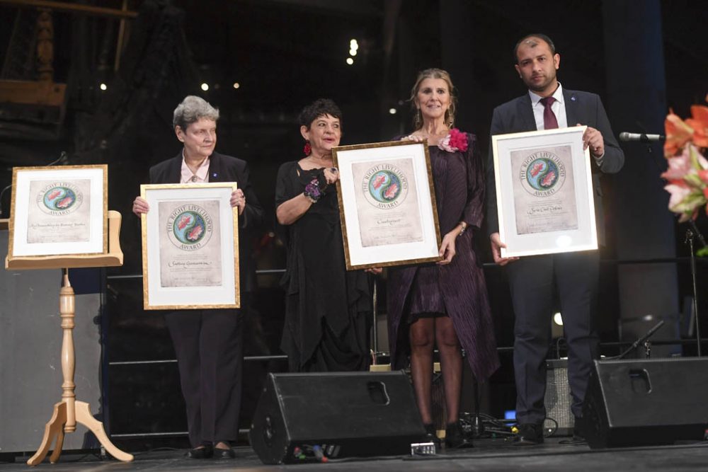 Erhielten den Alternativen Nobelpreis: (V.l.n.r.) Svetlana Gannushkina, Vertreter der türkischen Oppositionszeitung "Cumhuriyet", Isil Ozgenturk und Zeynep Oral, und Raed al Saleh