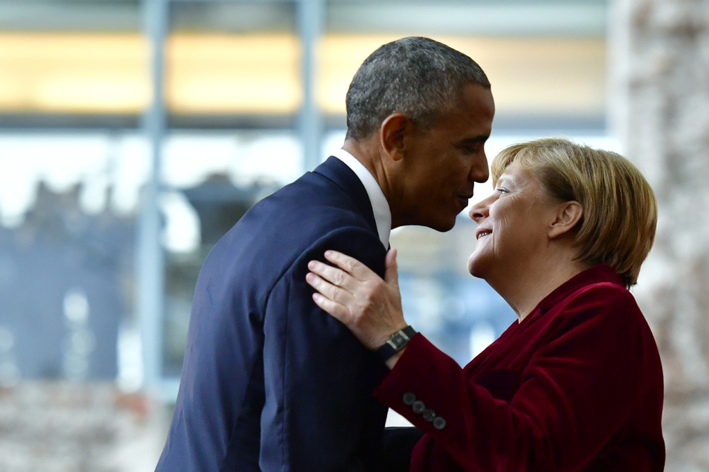 Ein Küsschen zum Abschied: US-Präsident Barack Obama ist zum letzten Mal zu Besuch bei der deutschen Kanzlerin Angela Merkel