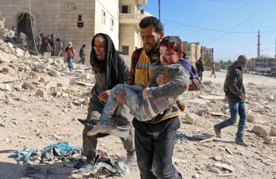 Bomben auf Aleppo: Helfer tragen ein verletztes Kind weg