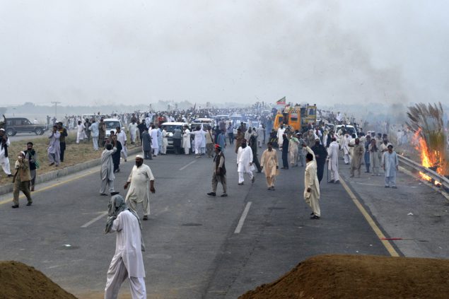 Pakistanische Sicherheitskräfte liefern sich auf der Autobahn eine Schlacht mit Anhängern der Opposition