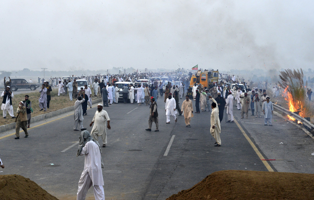 Pakistanische Sicherheitskräfte liefern sich auf der Autobahn eine Schlacht mit Anhängern der Opposition