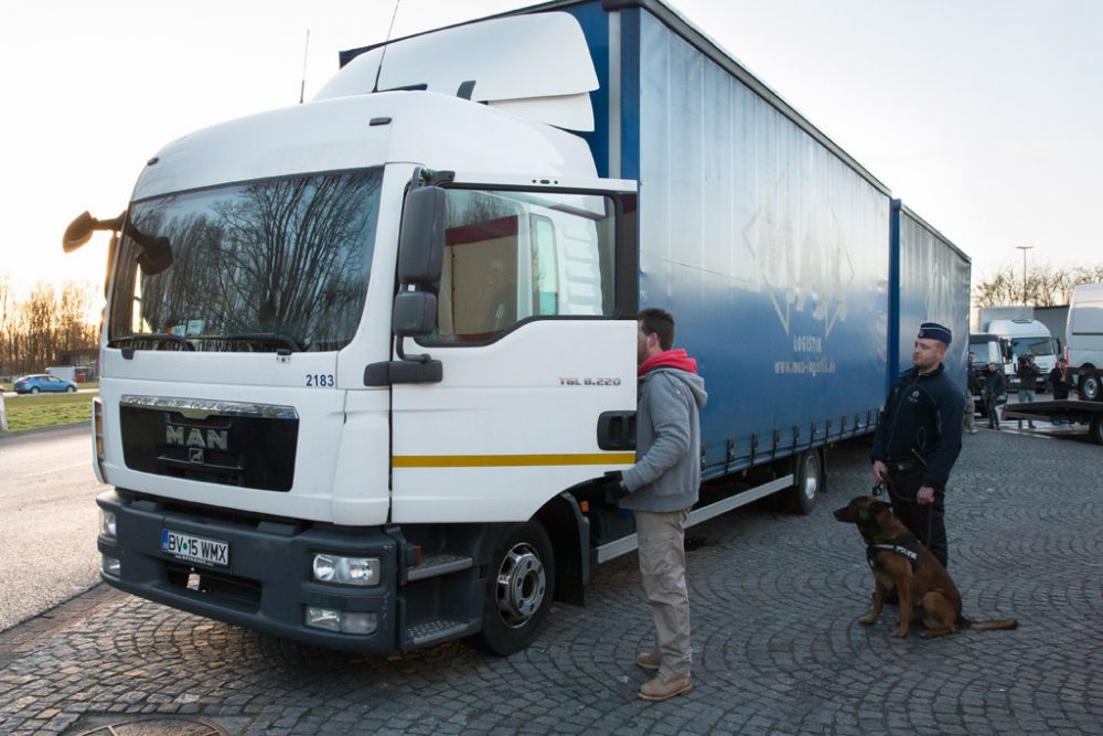 LKW-Kontrolle auf einem Parking der E40 in Drongen