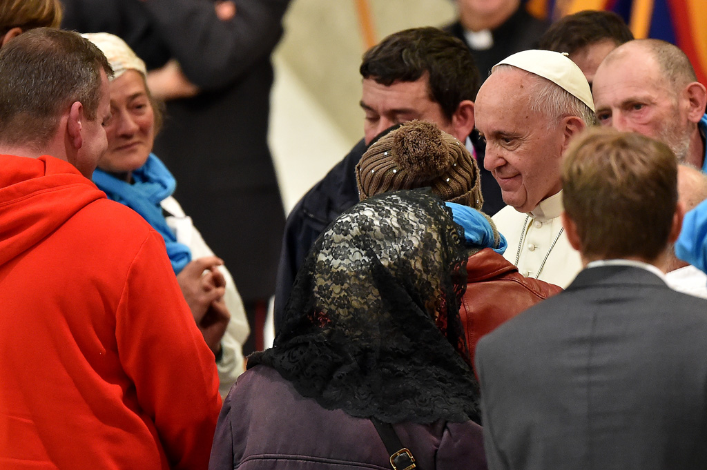 Papst empfängt Obdachlose im Vatikan