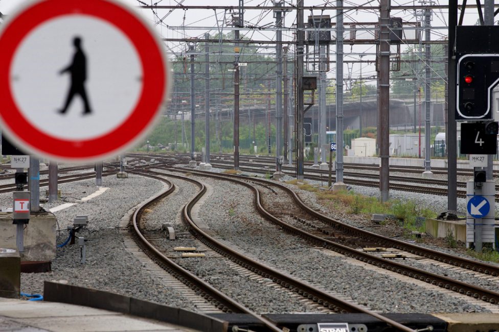 Kein Zug in Sicht ... trotzdem nicht einfach rüber!