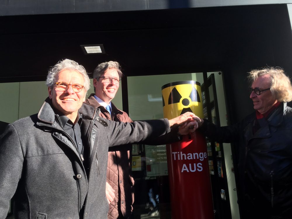 Eine interaktive Säule, an der jeder Bürger in Aachen Tihange ausschalten kann – das Bild zeigt Oberbürgermeister Marcel Philipp (Mitte) und die Initiatoren Lars Harmens (links) und Rolf Jägersberg