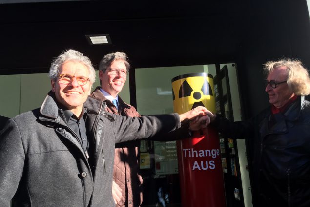 Eine interaktive Säule, an der jeder Bürger in Aachen Tihange ausschalten kann – das Bild zeigt Oberbürgermeister Marcel Philipp (Mitte) und die Initiatoren Lars Harmens (links) und Rolf Jägersberg