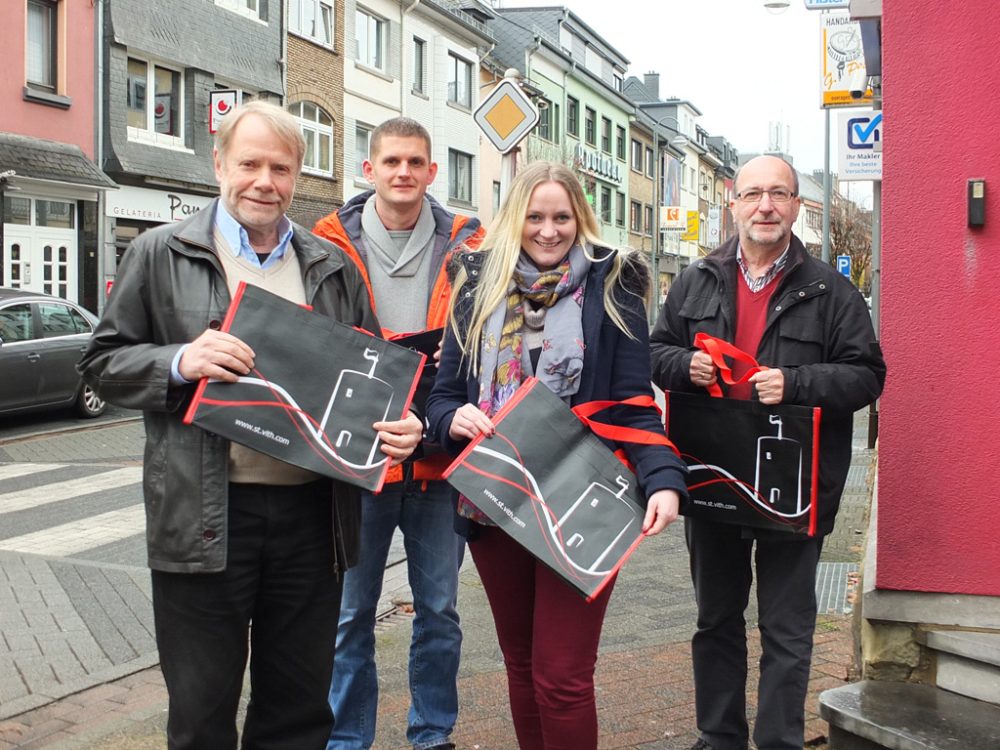 Sie präsentierten die neue "St. Vither Tragetasche" (v.l.n.r.): Rainer Thiemann, Thomas Gritten, Ingrid Herzog und Felix Arens