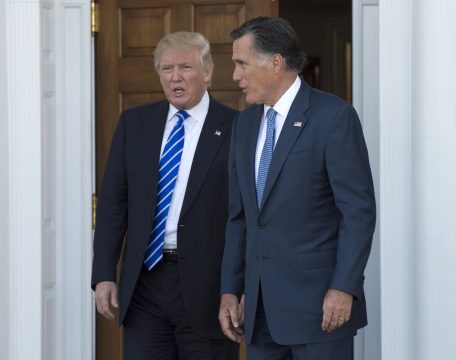 Der künftige US-Präsident Donald Trump nach einem Gespräch mit Mitt Romney