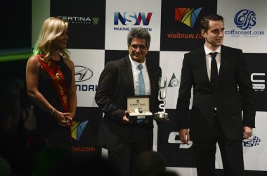 Hyundai-Teamchef Michel Nandan nimmt stellvertretend den Timing-Preis für Hayden Paddon entgegen