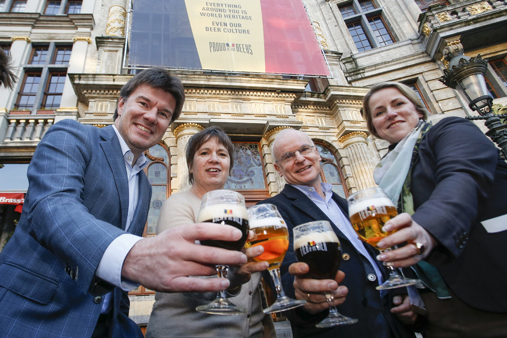 Belgische Bierkultur ist Unesco-Weltkulturerbe: Für Flanderns Kulturminister Sven Gatz, Alda Greoli, Kulturministerin der Französischen Gemeinschaft, Jean-Louis Van de Perre, Vorsitzender der belgischen Brauer, und Isabelle Weykmans, Kulturministerin der Deutschsprachigen Gemeinschaft, ein guter Grund auf der Brüsseler Grand Place anzustoßen