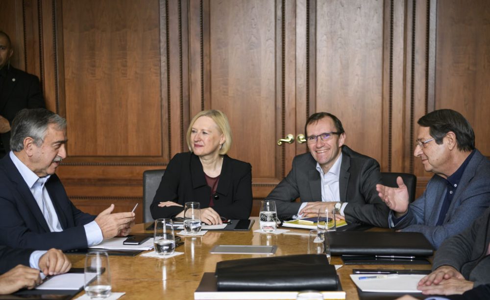 Mustafa Akinci (l) und Nicos Anastasiades (r.) mit den UN-Beauftragten Elizabeth Spehar und Espen Barth