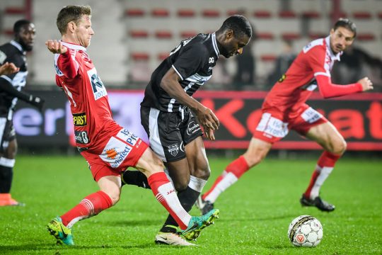 Kortrijks Spieler Van Loo im Zweikampf mit Mamadou Sylla (26.10.16)