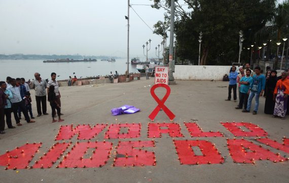 Der 1. Dezember ist Welt-Aids-Tag: Aktionen weltweit machen auf die HIV-Erkrankung aufmerksam, wie hier im indischen Kalkutta