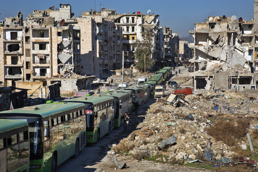 Hilfskräfte und Busse beginnen Evakuierungsmission in Ost-Aleppo