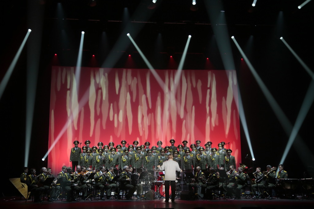 Alexandrow-Armeechor bei einem Konzert im Palais des Sports in Paris (23. Oktober 2015)