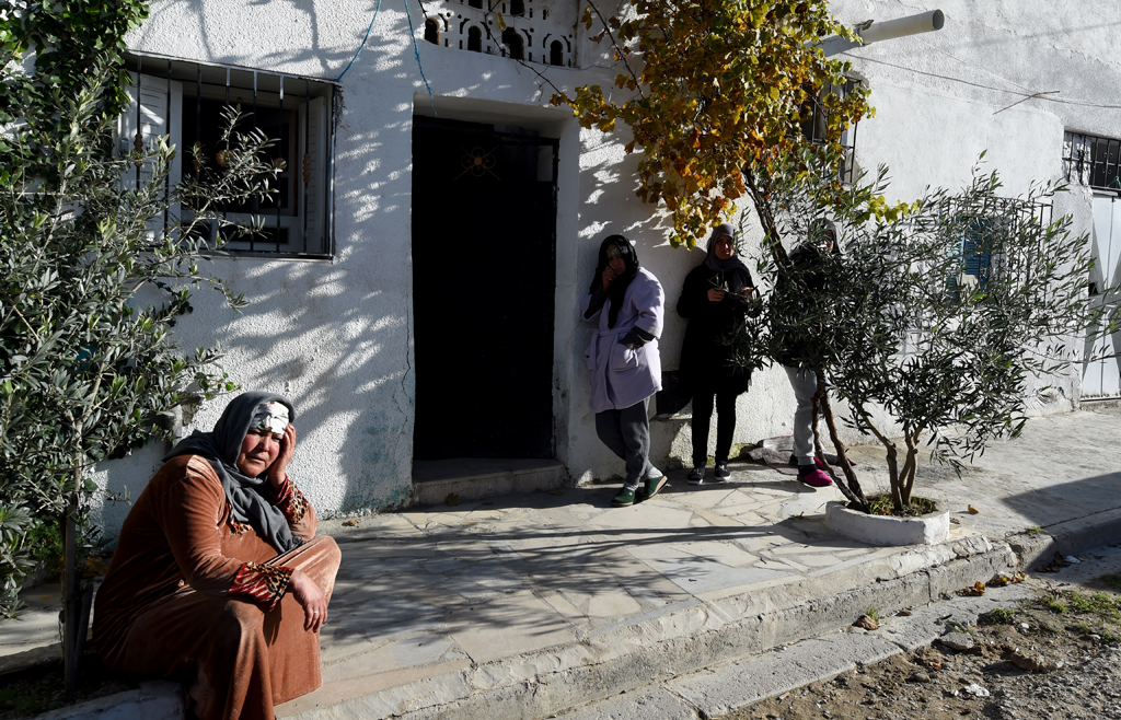 Mutter von Anis Amri (l.) vor dem Haus der Familie in Kairouan: In derselben Region, die als Salafistenhochburg gilt, haben tunesische Sicherheitskräfte auch die Männer festgenommen, die mit Amri in Verbindung stehen sollen