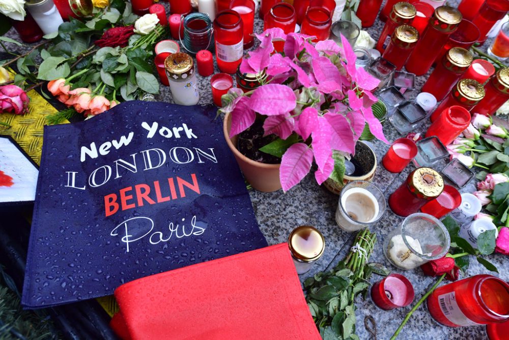 Blumen und Kerzen am Tatort in Berlin