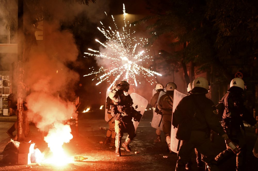 Ausschreitungen am Donnerstagabend im Zentrum von Athen: Demonstranten entzündeten Feuerwerkskörper