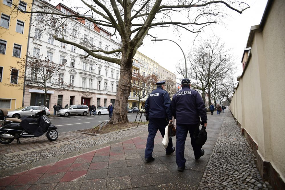 Polizisten vor einer Berliner Moschee: Nach dem Anschlag war Anis Amri hier auf einem Überwachungsvideo zu sehen