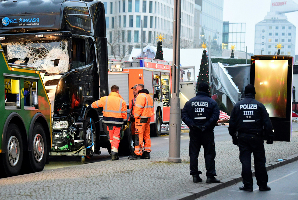 Nach dem Anschlag: Forensiker und Polizei untersuchen den Sattelschlepper