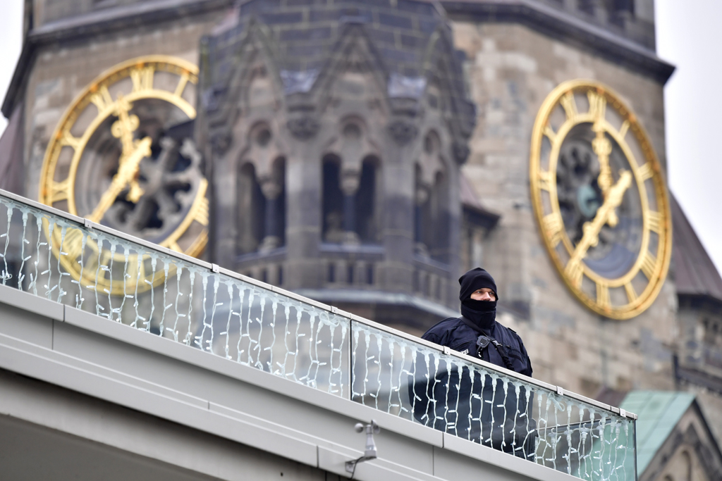 Polizist steht Wache in der Nähe des Berliner Anschlagsorts