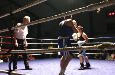 Boxgala in Kelmis: Profikampf zwischen Djemilla Gontaruk (hellblau) und Wendy Gervois