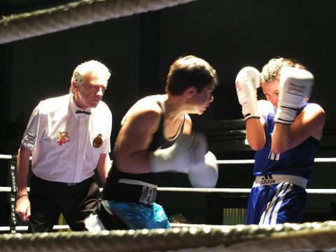 Boxgala in Kelmis: Profikampf zwischen Djemilla Gontaruk (hellblau) und Wendy Gervois