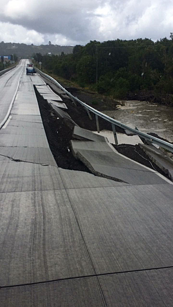 Schäden an einer Brücke in Castro auf der Insel Chiloe nach dem Erdbeben in Chile