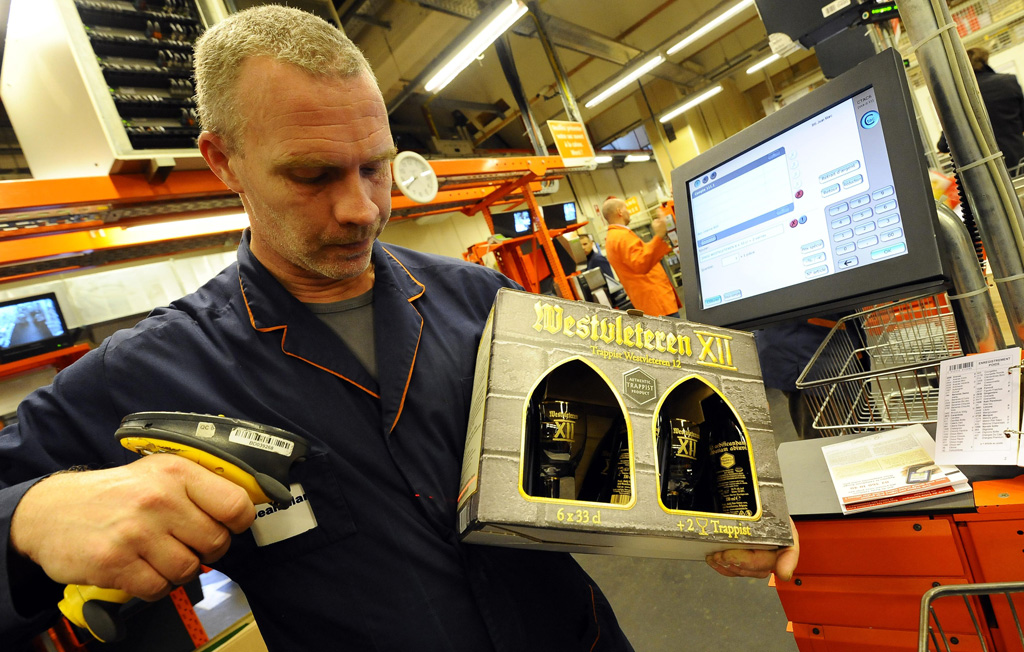 Colruyt-Mitarbeiter scannt Westvleteren-Bier ein