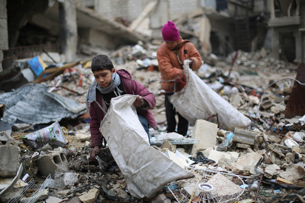 Kinder durchsuchen die Schuttberge in Zamalka, einem Viertel von Damaskus, nach Brauchbarem (27.12.)