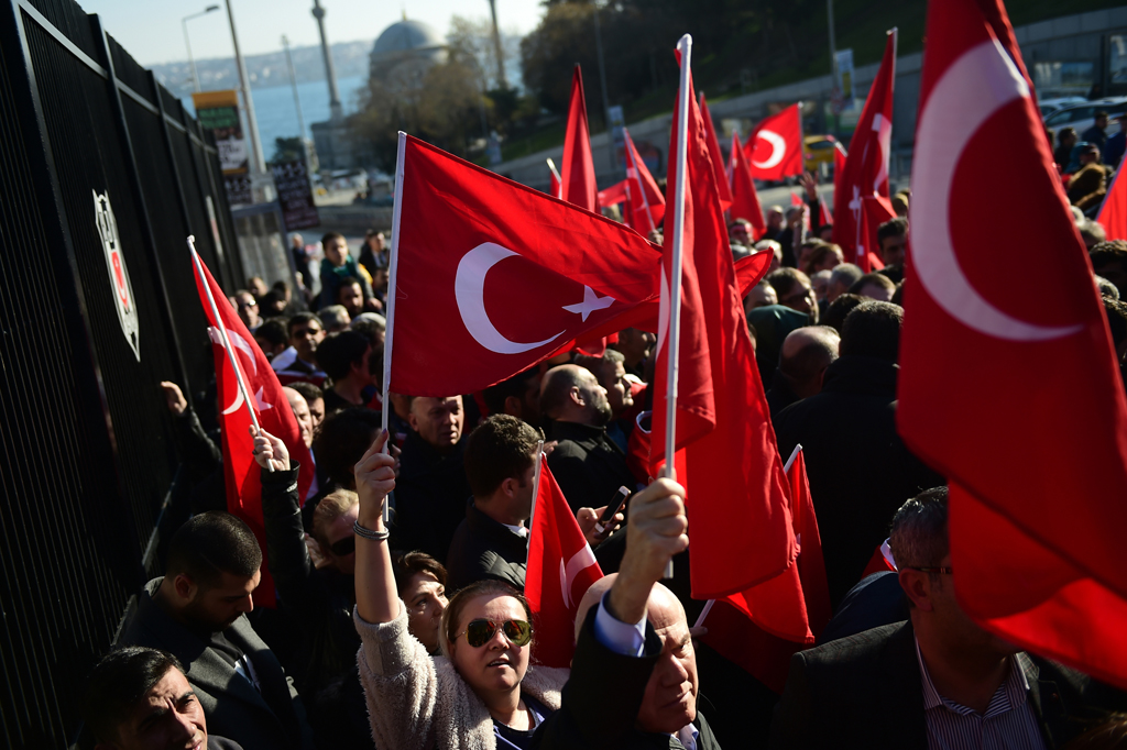 Tausende Menschen demonstrieren in der Nähe des Besiktas-Stadions gegen Terror