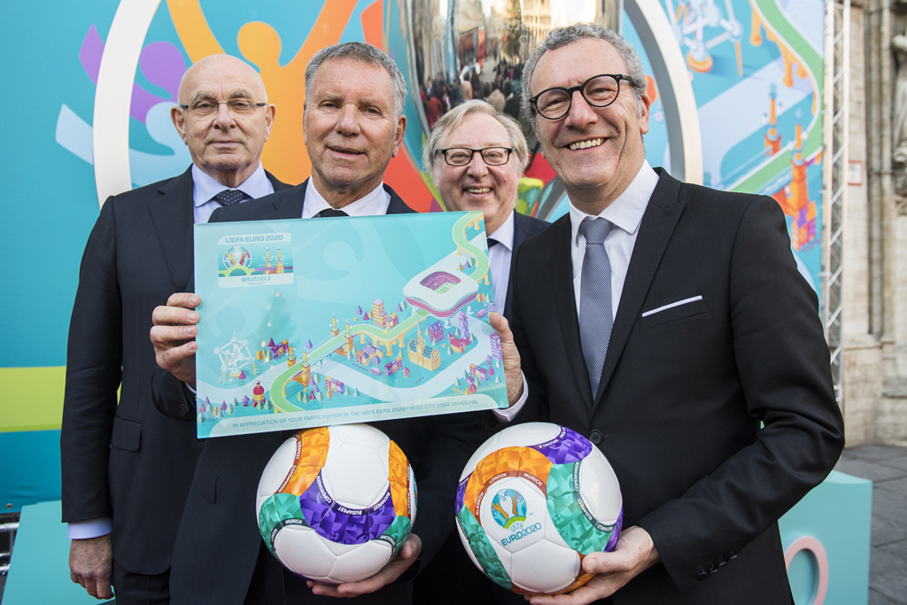 Logo der Fußball-EM in Brüssel vorgestellt: Michael van Praag vom niederländischen Verband KNVB, Schöffe Alain Courtois, Francois De Keersmaecker vom belgischen Verband KBVB-URBSFA und Bürgermeister Yvan Mayeur