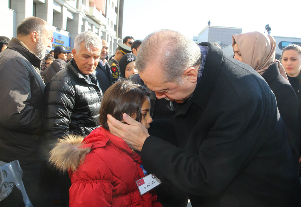 Erdogan mit angehörigen der Anschläge bei einer Gedenkfeier in Istanbul (11.12.)