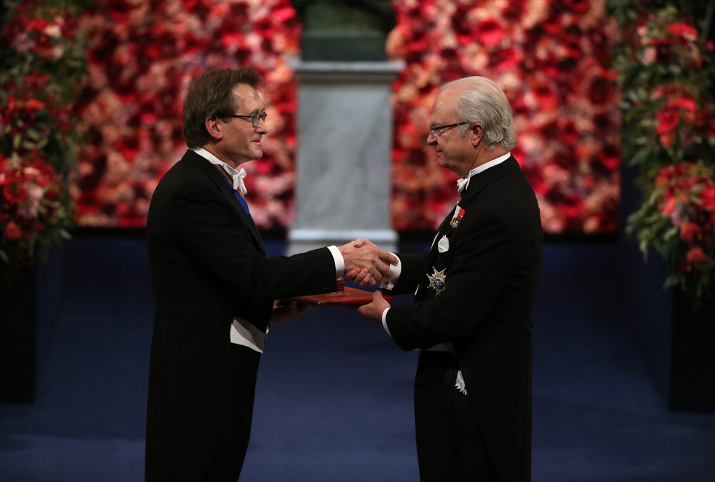 Schwedens König Carl XVI. Gustaf überreicht Bernard Lucas Feringa den Chemie-Nobelpreis