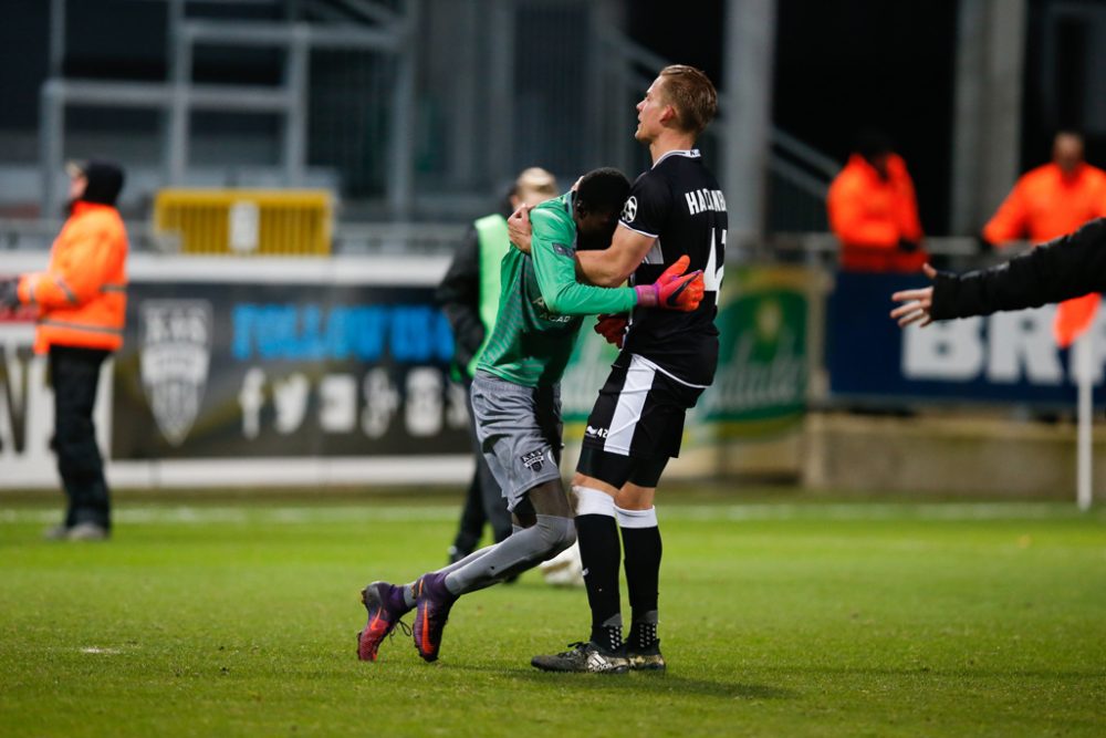 Freude bei Babacar Niasse und Peter Hackenberg nach dem Spiel gegen Brügge am 29.11.: Ob sich die Pokal-Sensation wiederholen lässt, wird sich zeigen