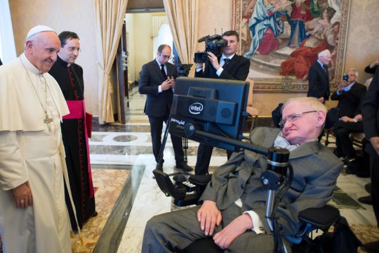 Stephen Hawking bei Papst Franziskus (28. November 2016)